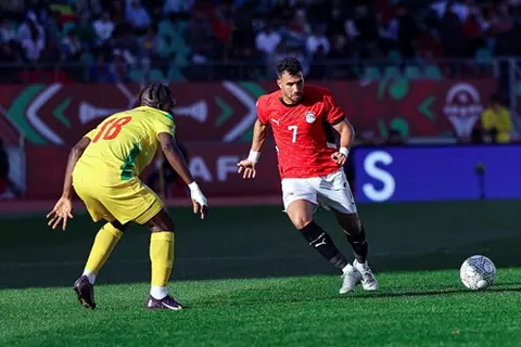 رغم إصابته.. تريزيجيه يتواجد في المؤتمر الصحفي لمباراة مصر وكوت ديفوار